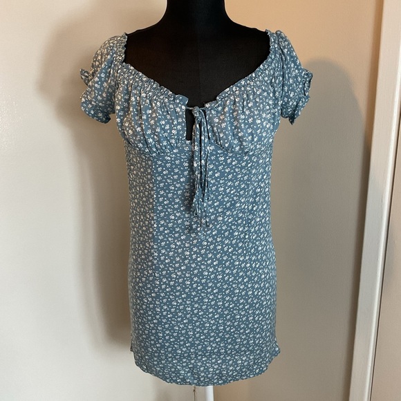 Blush Dresses & Skirts - Blush Blue White Floral Ruched Tie Front Puff Sleeve Mini Babydoll Dress Large
